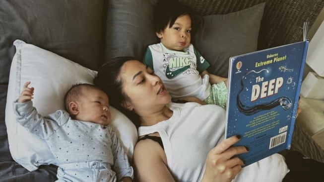 8 Potret Keakraban Dua Anak Nikita Willy, Wajah Ganteng Issa Bikin Salfok