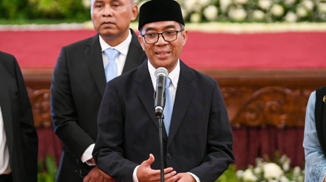 Menteri Pendidikan Tinggi, Sains, dan Teknologi (Mendikstisaintek) Brian Yuliarto memberikan keterangan pers usai dilantik oleh Presiden Prabowo Subianto di Istana Negara, Jakarta, Rabu (19/2/2025). [ANTARA FOTO/Hafidz Mubarak A/Spt]