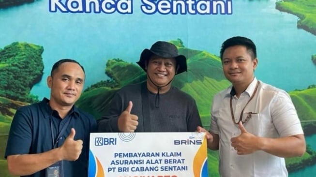 Alat Berat Terbakar, Nasabah di Papua Terima Klaim Rp1,32 Miliar dari BRI Insurance