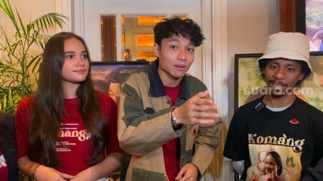 Kiesha Alvaro dan Aurora Ribero bersama Raim Laode di acara konferensi pers film Komang di kawasan Menteng, Jakarta Pusat, Selasa (18/2/2025). [Tiara Rosana/Suara.com]