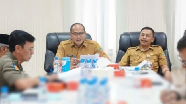 Sekda Karawang Asep Aang Rahmatullah (tengah) saat rapat persiapan kegiatan selama Ramadhan. ANTARA/HO-Pemkab Karawang