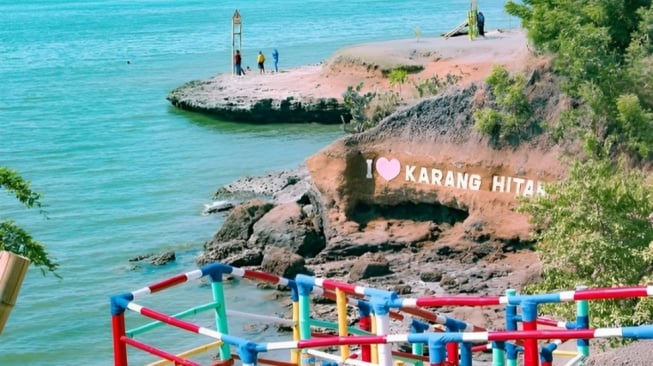 Pantai Karang Hitam, Persona Pantai dengan Tebing Bebatuan di Pasuruan