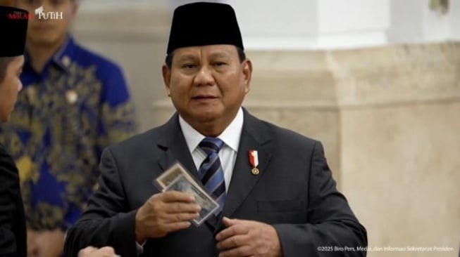 Presiden Prabowo Subianto mendapat hadiah uang kuno yang bertanda tangan sang ayah, Soemitro Djojohadikoesoemo. (Foto: Tangkapan Layar YouTube Sekretariat Presiden)