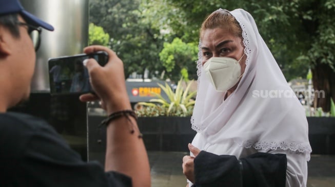 Tersangka kasus korupsi Walikota Semarang, Hevearita Gunaryanti Rahayu alias Mbak Ita tiba di Gedung Merah Putih KPK, Jakarta, Rabu (19/2/2025). [Suara.com/Alfian Winanto]