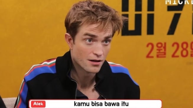 Dapat Bingkisan Spesial dari Wartawan Indonesia, Reaksi Robert Pattinson dan Bong Joon-Ho Curi Perhatian