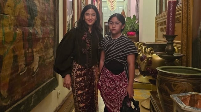 Pesona Dian Sastrowardoyo Bersama Sang Putri Ishana: Kompak Berbusana Etnik dengan Sentuhan Modern