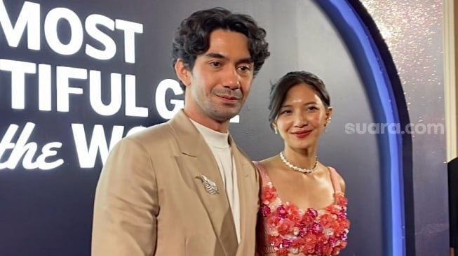 Reza Rahadian dan Sheila Dara Aisha saat red carpet film The Most Beautiful Girl in the World yang digelar di kawasan Menteng, Jakarta Pusat, Kamis (13/2/2025). [Suara.com/Tiara Rosana]