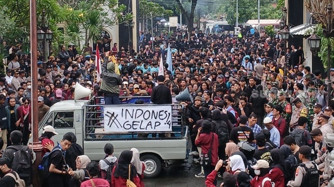 Aksi Unjuk Rasa BEM Soloraya, Mahasiswa Sentil Kebijakan Efisiensi Anggaran