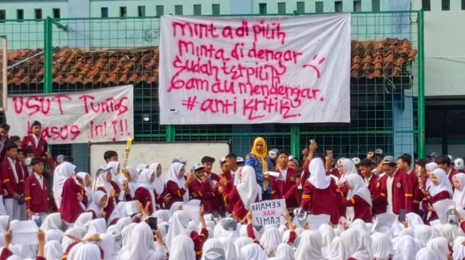 Sebanyak 850 siswa MAN 2 Kota Bekasi menggelar aksi damai di sela kegiatan apel upacara pagi, pada Senin (17/2/2025) sekitar pukul 07.00 WIB. [Istimewa]