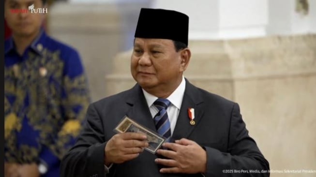 Presiden Prabowo Subianto mendapat hadiah uang kuno yang bertanda tangan sang ayah, Soemitro Djojohadikoesoemo. (Foto: Tangkapan Layar YouTube Sekretariat Presiden)