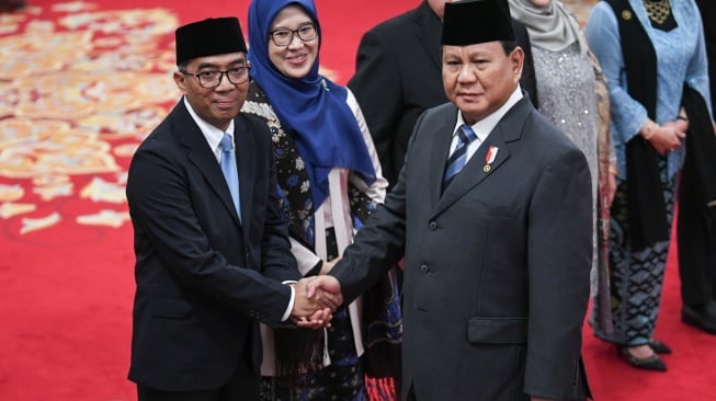 Presiden Prabowo Subianto (kanan) mengucapkan selamat kepada Menteri Pendidikan Tinggi, Sains, dan Teknologi (Mendikstisaintek) Brian Yuliarto usai dilantik di Istana Negara, Jakarta, Rabu (19/2/2025). [ANTARA FOTO/Hafidz Mubarak A/Spt]