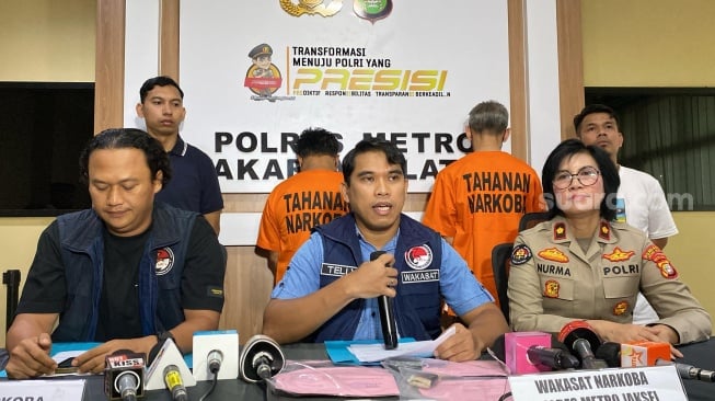 Fariz RM (pakai baju tahanan) dalam rilis kasus dugaan penyalahgunaan narkoba di Polres Metro Jakarta Selatan, Kamis (20/2/2025). [Suara.com/Tiara Rosana]