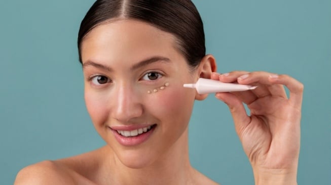 Eye Cream vs Eye Serum: Mana yang Terbaik untuk Usir Mata Panda dan Kerutan?