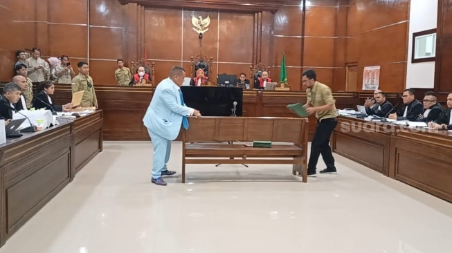 Hotman Paris Hutapea saat sidang lawan Razman Arif Nasution di Pengadilan Negeri Jakarta Utara pada Kamis (20/2/2025). [Suara.com/Rena Pangesti]