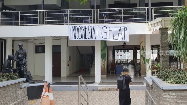 Gejolak #IndonesiaGelap Belum Reda, Mahasiswa UGM Pasang Spanduk Kritik Pemerintah