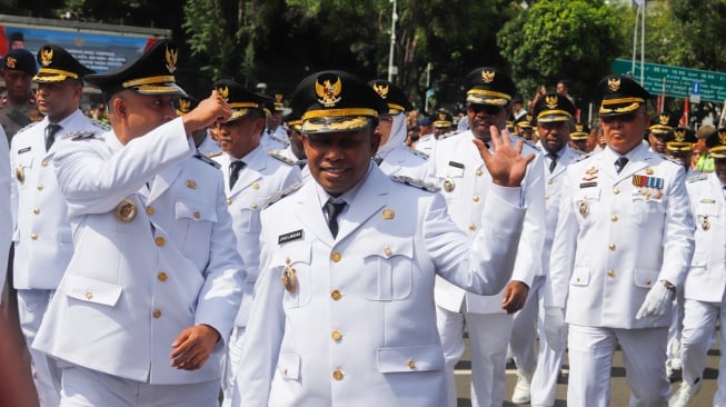 Ratusan kepala daerah terpilih dari gubernur, wali kota dan bupati berjalan beriringan dari Monumen Nasional menuju Istana Merdeka, Jakarta, Kamis (20/2/2025). [Suara.com/Alfian Winanto]