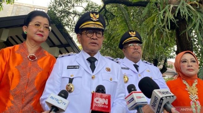 Gubernur dan Wakil Gubernur Terpilih DKI Jakarta periode 2025-2029, Pramono Anung dan Rano Karno tampil mengenakan baju dinas di depan awak media menjelang pelantikan, Jakarta, Kamis (20/2/2025). (ANTARA/Luthfia Miranda Putr)