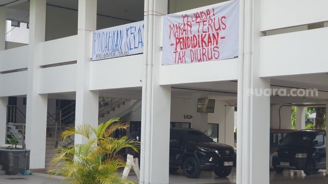 Spanduk Kritik Pemerintah Hiasi Kampus UGM, Seribu Massa Jogja Bergerak di Aksi Indonesia Gelap