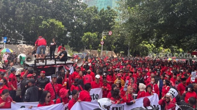 Massa aksi tandingan ikut menggelar demonstrasi di area sekitar Gedung Merah Putih Komisi Pemberantasan Korupsi (KPK) ketika para kader dan simpatisan PDIP sedang menggelar aksi dukungan untuk Sekretaris Jenderal PDIP Hasto Kristiyanto. (Suara.com/Dea)