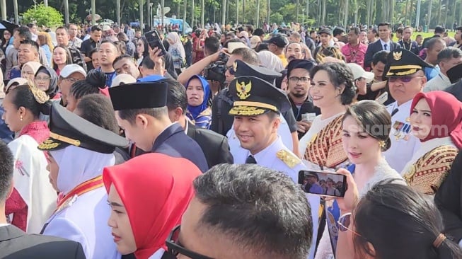 Foto Bareng Warga di Monas, 961 Kepala Daerah Bersiap Ikuti Pelantikan Historis