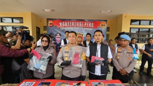 Kapolresta Bandung, Kombes Pol. Aldi Subartono saat ungkap kasus pembunuhan di Kabupaten Bandung, Jawa Barat, Kamis (20/2/2025). (ANTARA/Rubby Jovan)