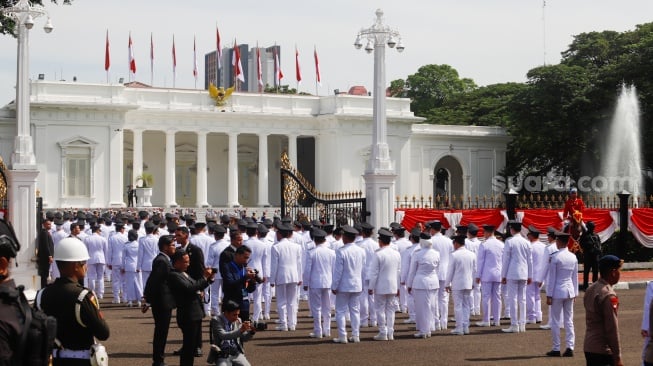 Ratusan kepala daerah terpilih dari gubernur, wali kota dan bupati berjalan beriringan dari Monumen Nasional menuju Istana Merdeka, Jakarta, Kamis (20/2/2025). [Suara.com/Alfian Winanto]