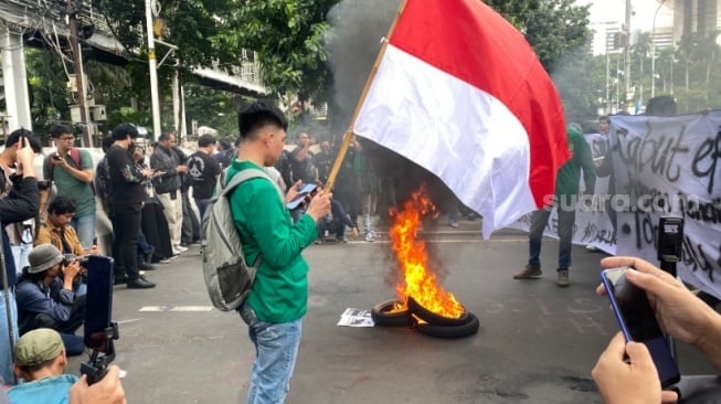 Massa Mahasiswa Bakar Ban di Patung Kuda: Lebih Baik Pendidikan Gratis Ketimbang Makan Gratis!