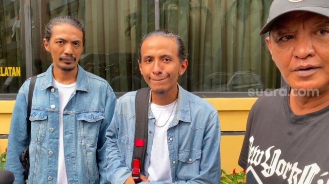 Martin Badjideh, Bintang Badjideh, dan Umar Badjideh usai membesuk Vadel Badjideh di tahanan Polres Metro Jakarta Selatan, Kamis (20/2/2025). [Suara.com/Tiara Rosana]