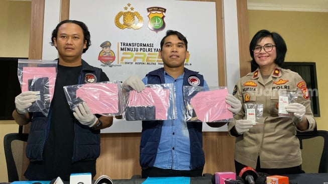 Polisi perlihatkan barang bukti penangkapan Fariz RM dalam rilis kasus dugaan penyalahgunaan narkoba di Polres Metro Jakarta Selatan, Kamis (20/2/2025). [Suara.com/Tiara Rosana]