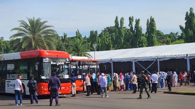 Disediakan Bus, Istri Kepala Daerah Tak Ikut Jalan Kaki Panas-panasan dari Monas ke Istana