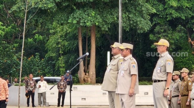 Gubernur DKI Jakarta, Pramono Anung dan Wakil Gubernur Rano Karno saat perdana memimpin apel siap siaga di Plaza Selatan Monumen Nasional (Monas), Gambir, Jakarta Pusat pada Kamis (20/2/2025). (Suara.com/Fakhri)