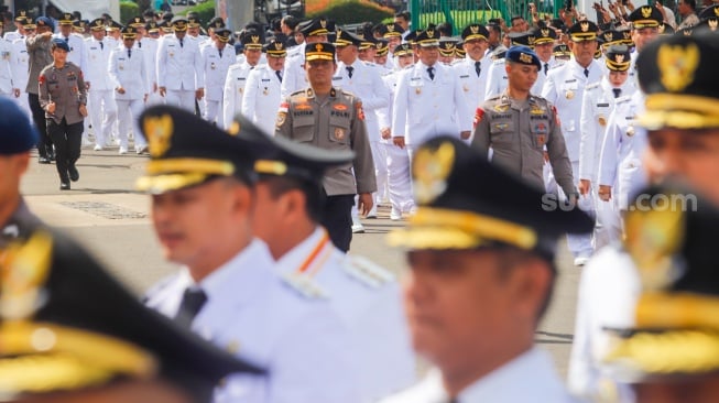 Ratusan kepala daerah terpilih dari gubernur, wali kota dan bupati berjalan beriringan dari Monumen Nasional menuju Istana Merdeka, Jakarta, Kamis (20/2/2025). [Suara.com/Alfian Winanto]