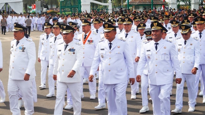 Ratusan kepala daerah terpilih dari gubernur, wali kota dan bupati berjalan beriringan dari Monumen Nasional menuju Istana Merdeka, Jakarta, Kamis (20/2/2025). [Suara.com/Alfian Winanto]