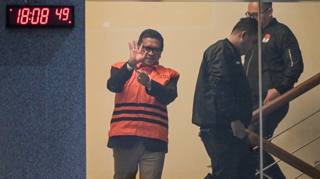 Sekjen PDI Perjuangan Hasto Kristiyanto (kiri) berjalan menuju ruang konferensi pers penahanan tersangka di Gedung Merah Putih KPK, Jakarta, Kamis (20/2/2025). [ANTARA FOTO/Fauzan/tom]