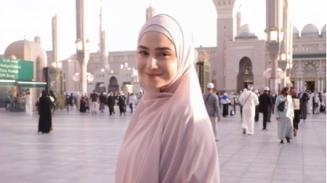 Lagi Umrah, Potret Syifa Hadju Berhijab di Madinah Bikin El Rumi Kesengsem