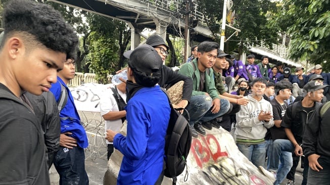 Demo Indonesia Gelap di Jakarta Memanas! Massa Mahasiswa Robohkan Barrier Polisi: Kami Mau ke Istana!