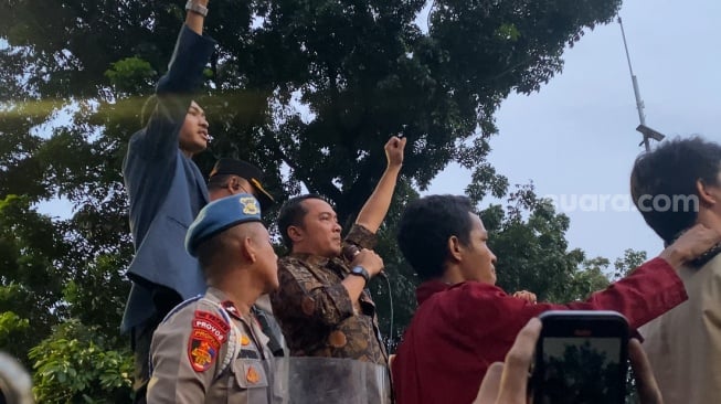 Ngaku Senang Dikritik dan Ikut Kepal Tangan Kiri, Massa Demo Indonesia Gelap Auto Bubar usai Ditemui Utusan Prabowo