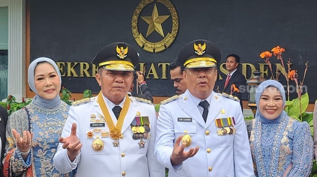 Gubernur dan Wakil Gubernur Sumatera Selatan periode 2025-2030, Herman Deru-Cik Ujang, di Istana Kepresidenan Jakarta, Kamis (20/2/2024). (Suara.com/Novian)