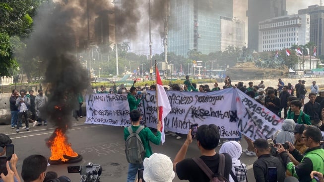 Demo Indonesia Gelap di Patung Kuda, Kamis (20/2). (Suara.com/Jasmine)