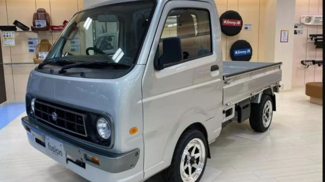 Suzuki Carry pikap tampil retro dengan modifikasi simpel (Carscoops)