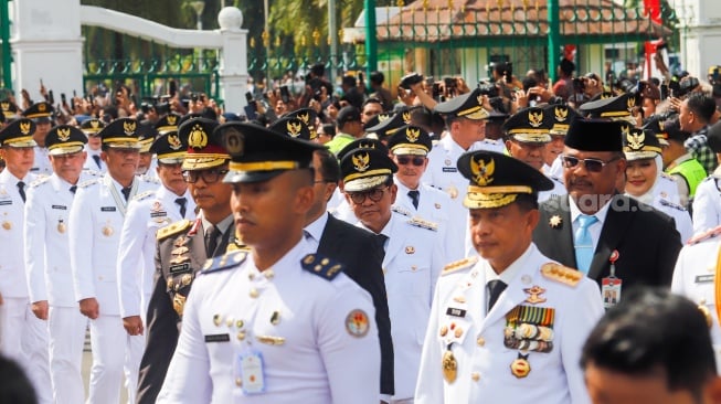 Ratusan kepala daerah terpilih dari gubernur, wali kota dan bupati berjalan beriringan dari Monumen Nasional menuju Istana Merdeka, Jakarta, Kamis (20/2/2025). [Suara.com/Alfian Winanto]