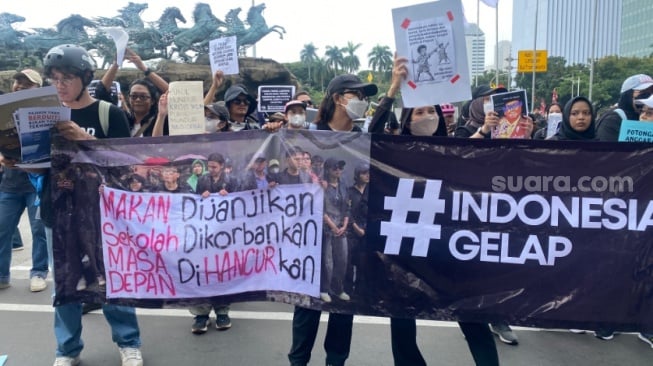 Massa Aksi 'Indonesia Gelap' Kritik Pembredelan Band Sukatani, Polisi Diminta Diam: Bapak Bicara Kami Makin Geram