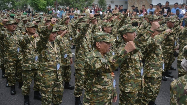 Sejumlah kepala daerah peserta retret yang mengenakan seragam komponen cadangan (komcad) meneriakkan yel yel setibanya di Kompleks Akademi Militer Magelang, Jawa Tengah, Jumat (21/2/2025). [ANTARA FOTO/Anis Efizudin/nym]