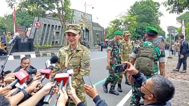 Retreat Kepala Daerah, Gubernur Paling Kaya Sherly Tjoanda Tampil Anggun Berseragam Loreng