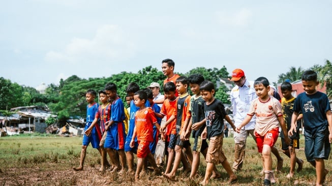 Main Bola di Perkampungan Pemulung, Rizky Ridho Sembunyikan Identitasnya Sebagai Pemain Timnas Indonesia