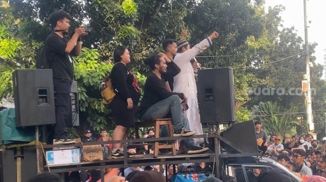 Bacakan Pancasila, Badru Selebgram Difabel Ikut Demo Indonesia Gelap di Patung Kuda