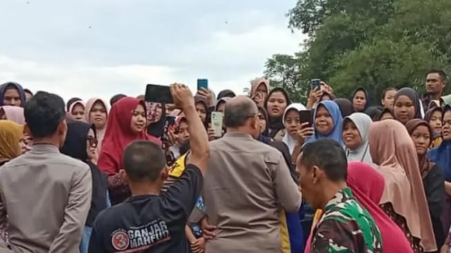 Emak-emak di Sukabumi Geruduk Peternakan Ayam, Tuntut Penanganan Wabah Lalat