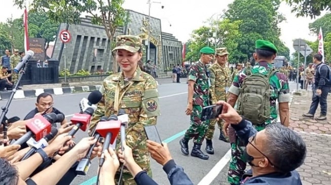 Retret Kepala Daerah, Gubernur Paling Kaya Sherly Tjoanda Tampil Anggun Berseragam Loreng