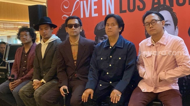 Band D'Masiv saat menggelar konferensi pers di kawasan Gatot Subroto, Jakarta Selatan, Jumat (21/2/2025).