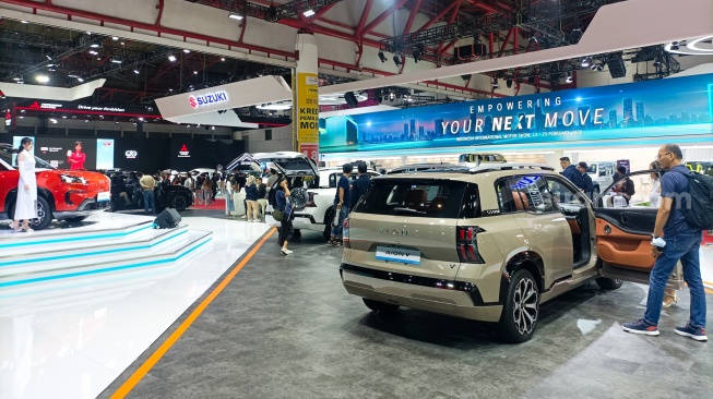 Pengunjung melihat mobil listrik yang dipamerkan pada Indonesia International Motor Show (IIMS) 2025 di JIExpo Kemayoran, Jakarta, Jumat (21/2/2025). [Suara.com/Alfian Winanto]